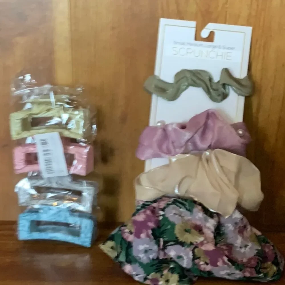 4 Pack Scrunchies in Various Sizes, Small, Medium, L & xl and acrylic claw clips